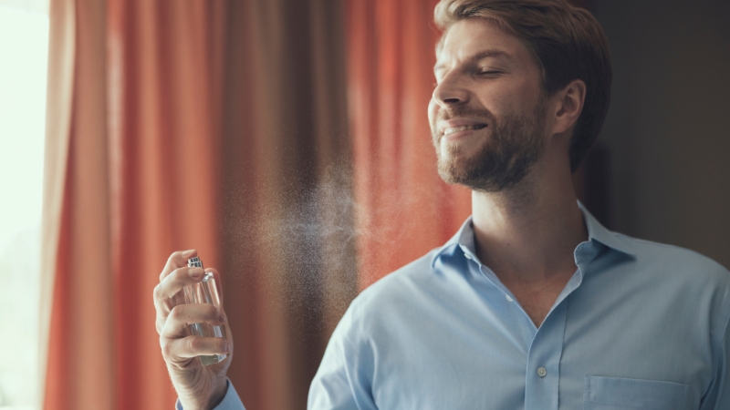 Hoe krijg ik parfumvlekken uit kleding?